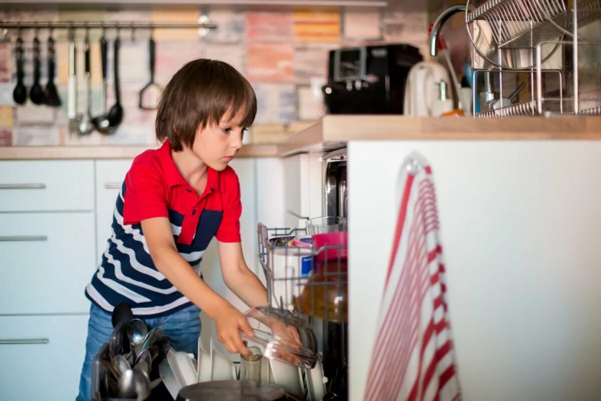 Мальчик помогает маме. Помогать маме по дому. Мальчик помогает маме на кухне. Подросток помогает маме.