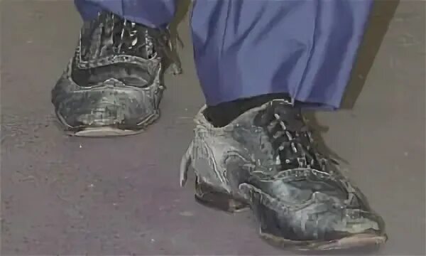Пыльные ботинки. Грязные ботинки. Грязные мужские туфли. Грязные мужские ботинки.