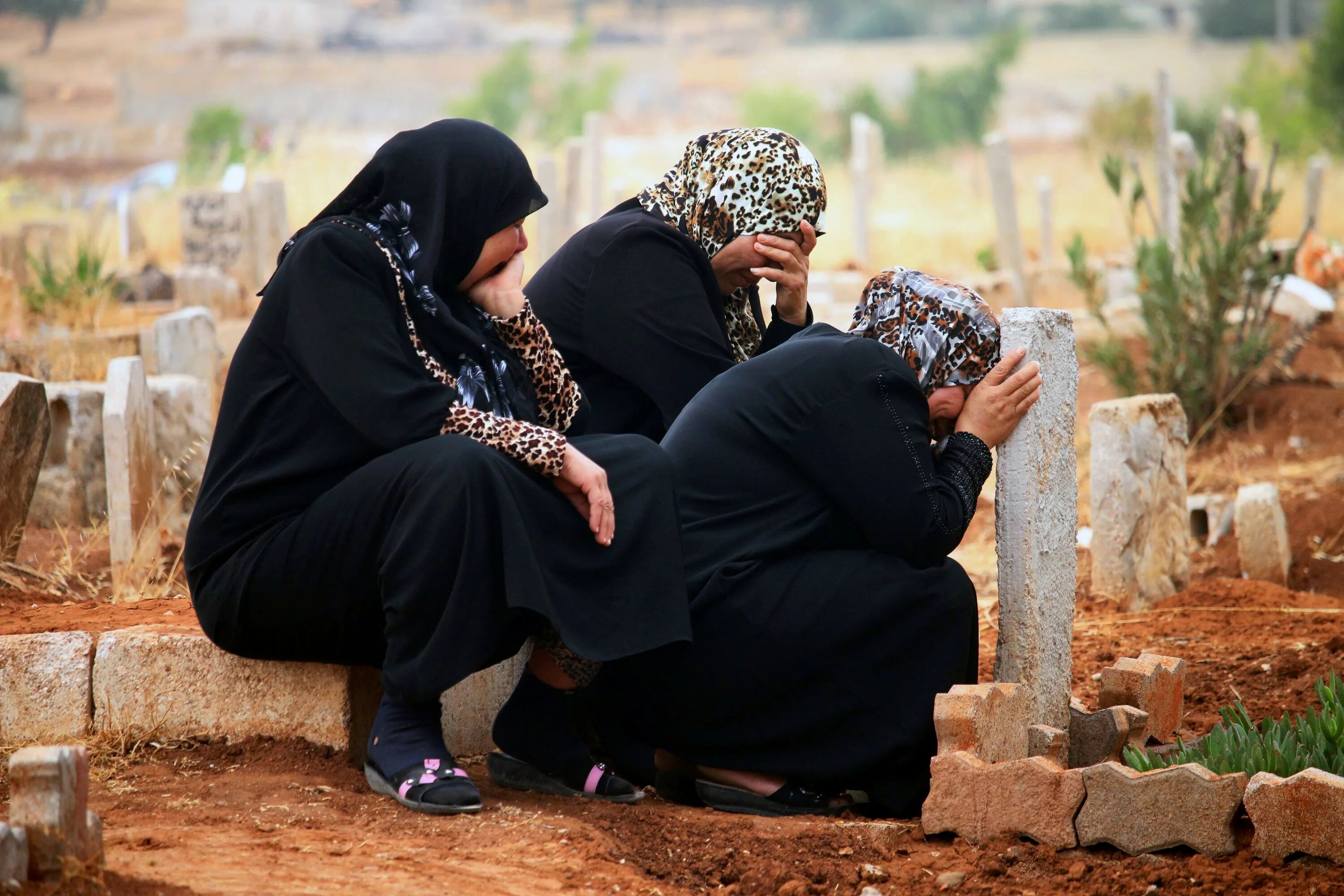 Можно ли посещать кладбище в исламе. Мусульманский человек. Мусульманка в трауре. Женщина в трауре мусульманка.