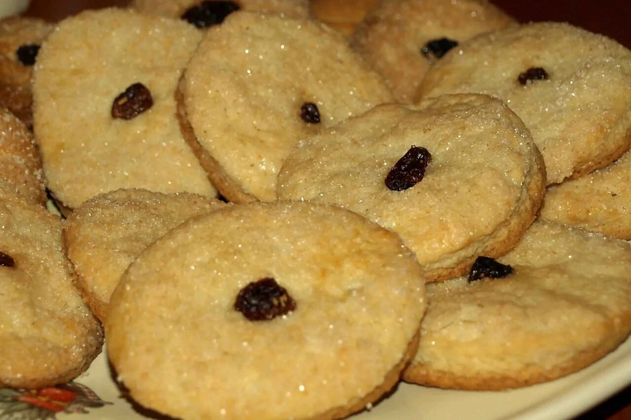Лакомка с изюмом. Печенье лакомка с изюмом. печенье песочное лакомка. печенье лакомка с творогом. творожное печенье с изюмом.