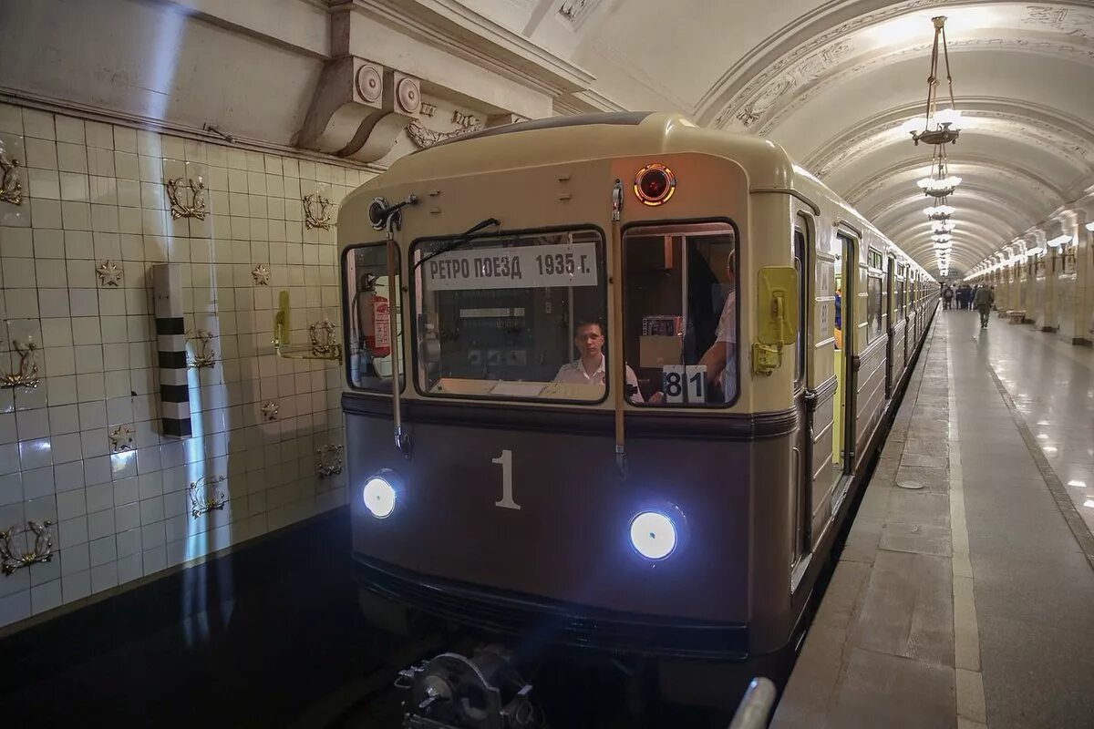 Поезда на кольцевой линии. Ретропоезд Сокольники метро. Ретропоезд Сокольники вагон метро. Сокольники ретро поезда метрополитен. Ретропоезд Сокольники на кольцевой линии.