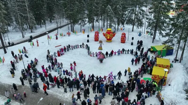 Масленица в зеленоградске. Гуляние на Масленицу в Пушкине. Масленица в Пушкино. Свечка Масленица. Масленица в Пушкине.