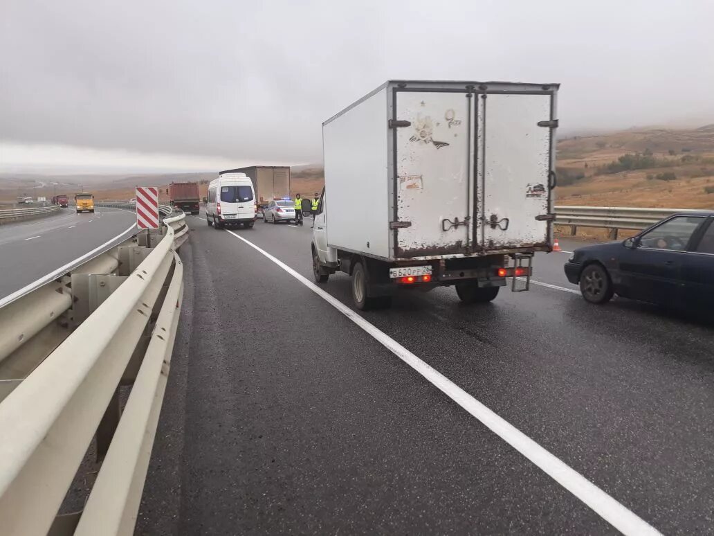 фура застряла в грязи. ставрополь фуры. ставрополь фуры. трасса невинномысск ставрополь. перевернулась фура перевернулась.