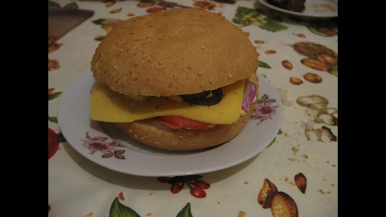 Гамбургер пошаговый рецепт. Гамбургер домашний. Домашний гамбургер с котлетой. Бургер в домашних условиях. Домашние чизбургеры.
