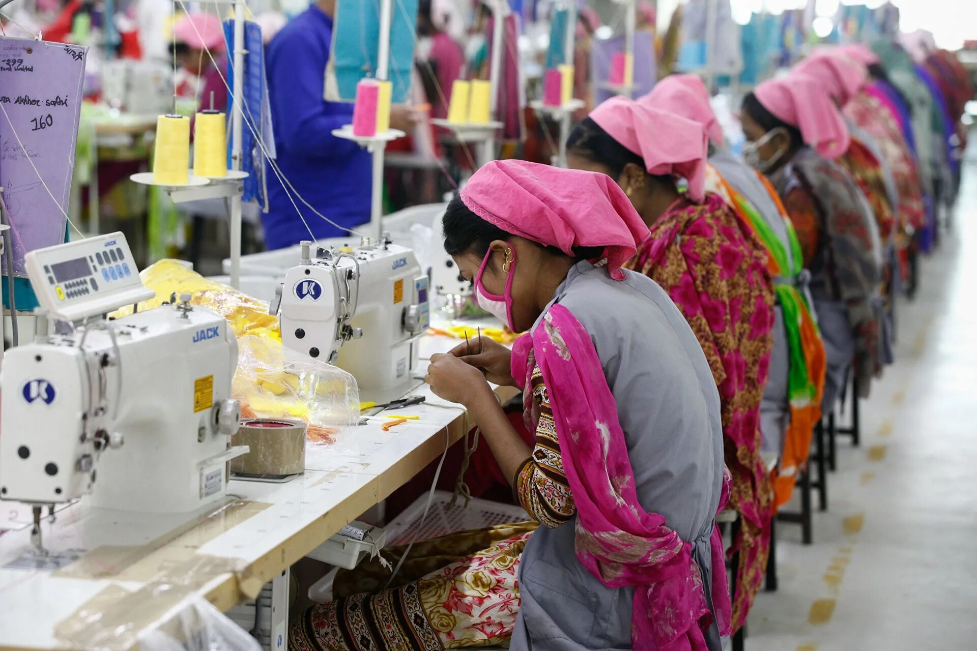 Фабрика киргизия одежда. Швейная фабрика в Бангладеш. Фабрика одежды. Производство одежды. Производство одежды страны.