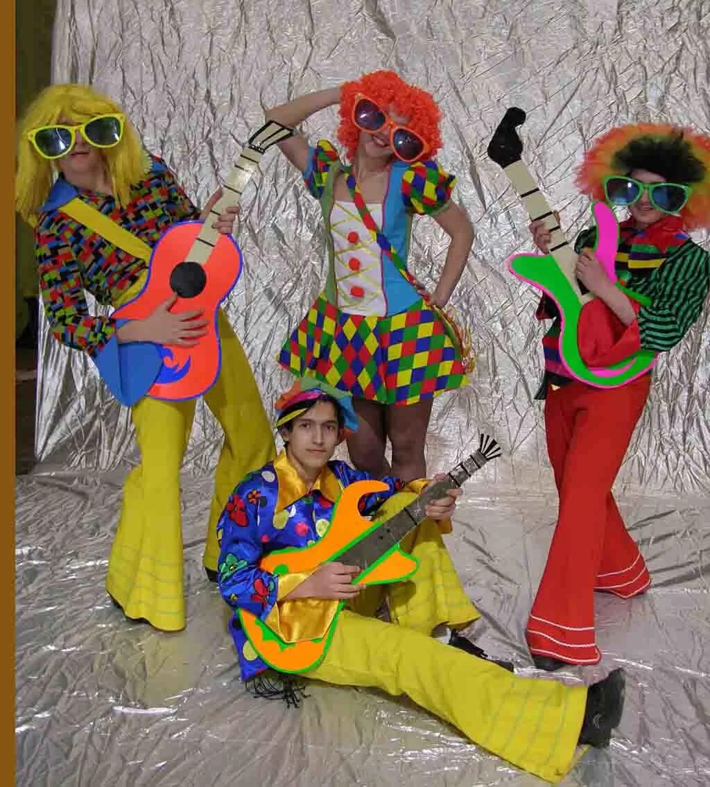 костюм трубадура из бременских музыкантов. костюмы в стиле бременских музыкантов. костюм трубадура. бременские музыканты спектакль детский. мюзикл бременские музыканты трубадур.