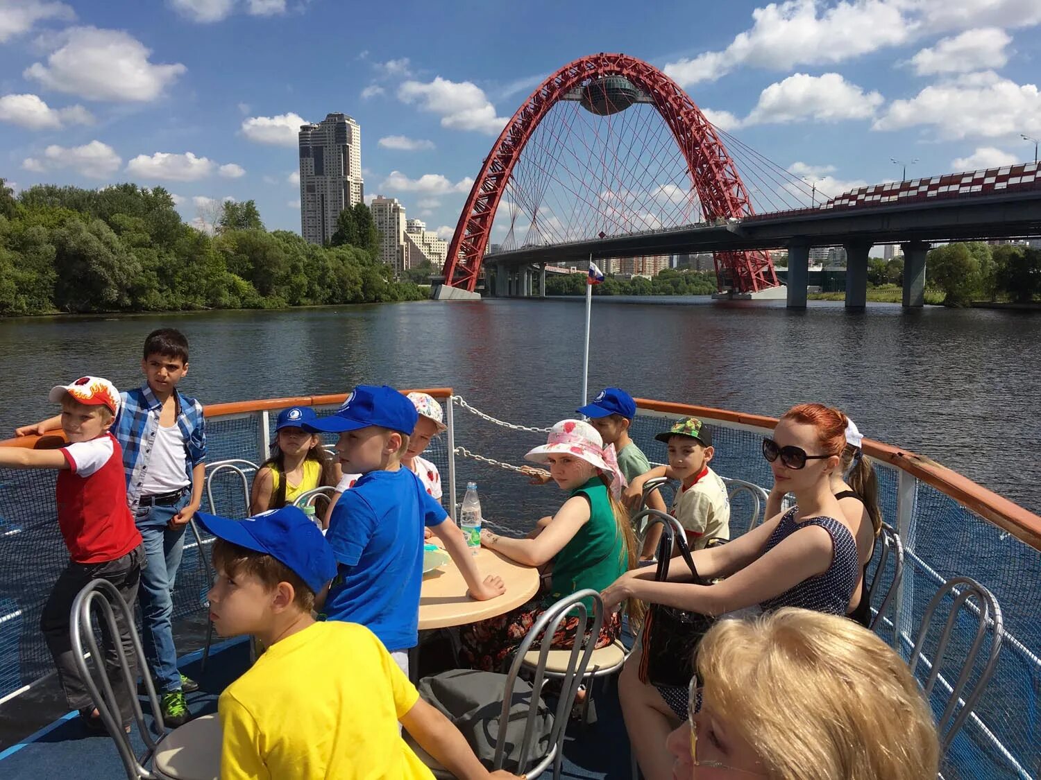 Куда погулять в москве завтра. Строгино серебряный Бор. Достопримечательности Строгино. Прогулки в Строгино. Речная прогулка в Строгино.