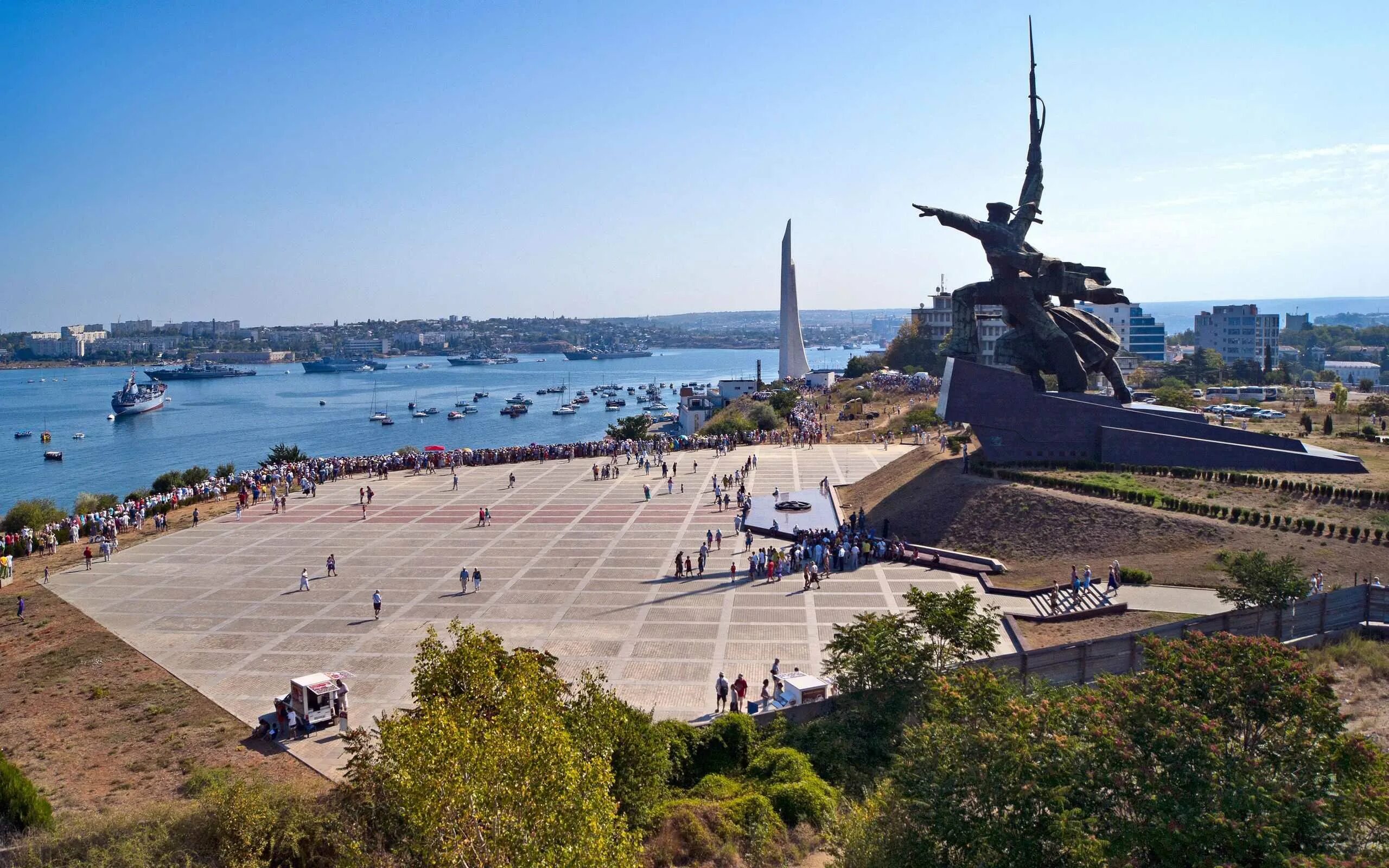 Погулять в севастополе. Памятник морякам в Севастополе. Мемориал Победы Севастополь. Крым город Севастополь. Монумент Победы Севастополь.