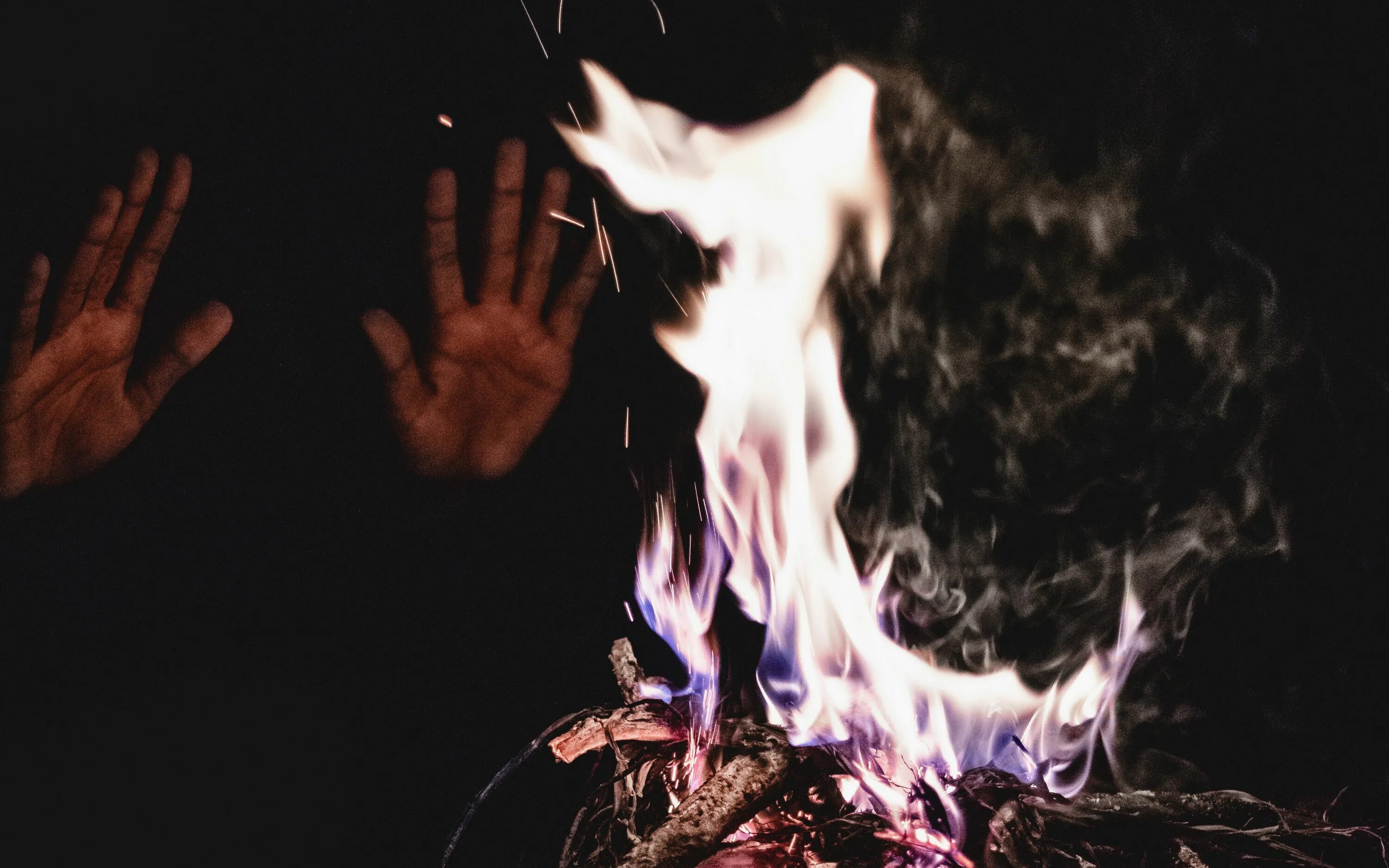 Песня пусть горит воспоминание. Огонь Эстетика. Огонь в руке. Человек в огне Эстетика. Магия огонь в руках.