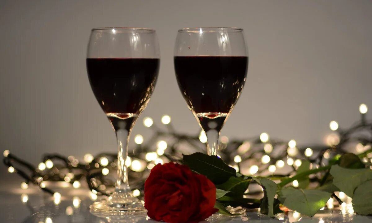 Бокал с вином. Два бокала с вином. Красное вино. Красивые бокалы. Песня душа бокала