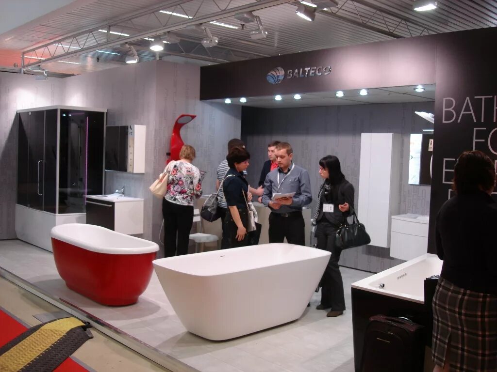 Сантехника geberit шоу рум. Стенды для магазина сантехники. Выставочный зал сантехники. Выставка сантехники. Стенды для магазина сантехники.