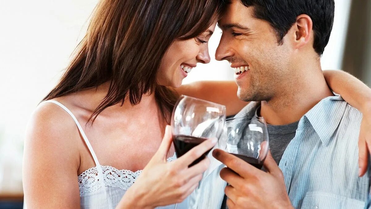 К чему снится заигрывать с парнем. Девушка флиртует с парнем. Парень и девушка в ресторане. Девушка и мужчина. Парень и девушка в кафе.