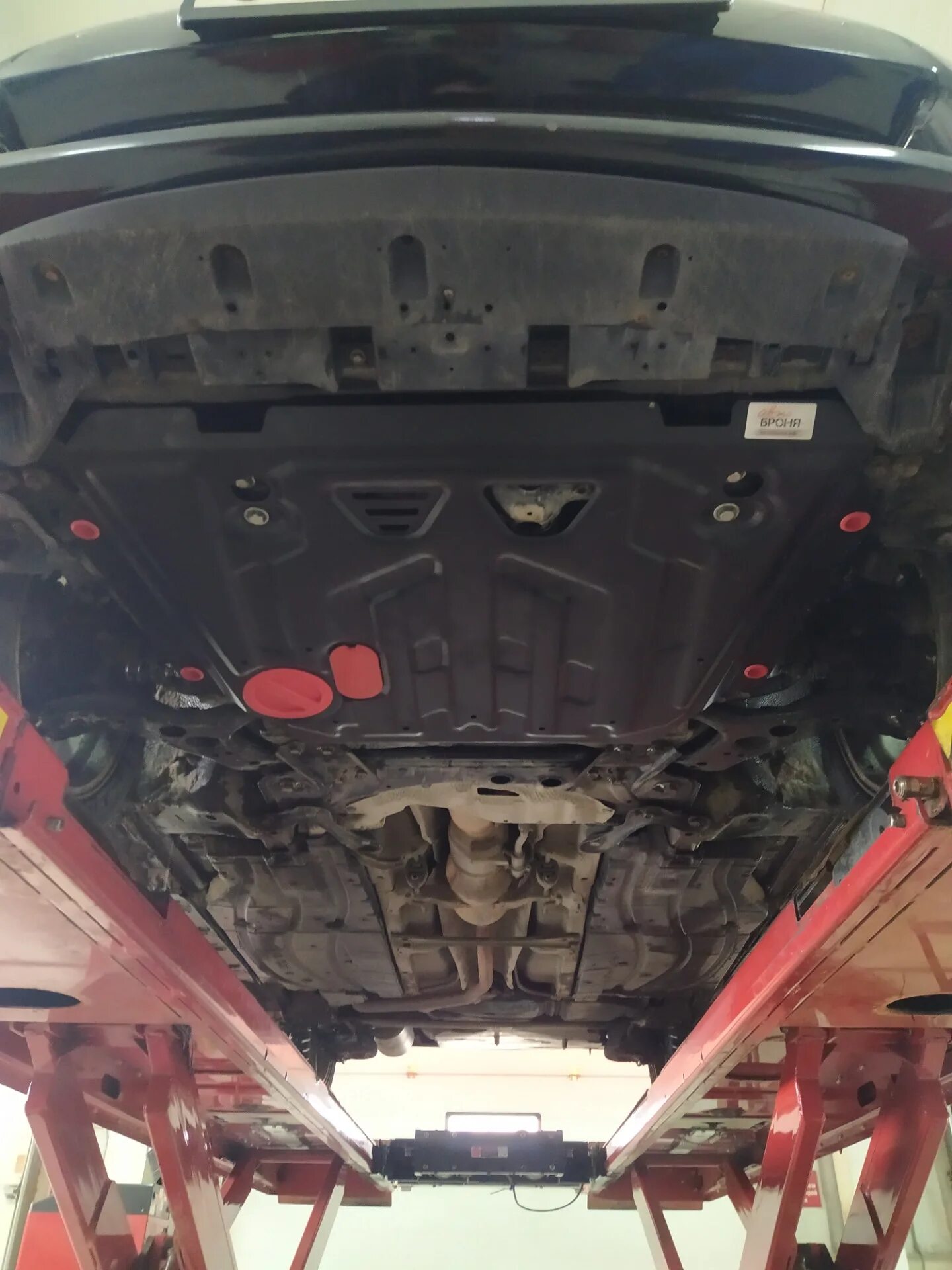 Защита двигателя приус 30. Защита картера тойота приус 30. Защита приус 30. Prius 30 днище. Защита приус 30.