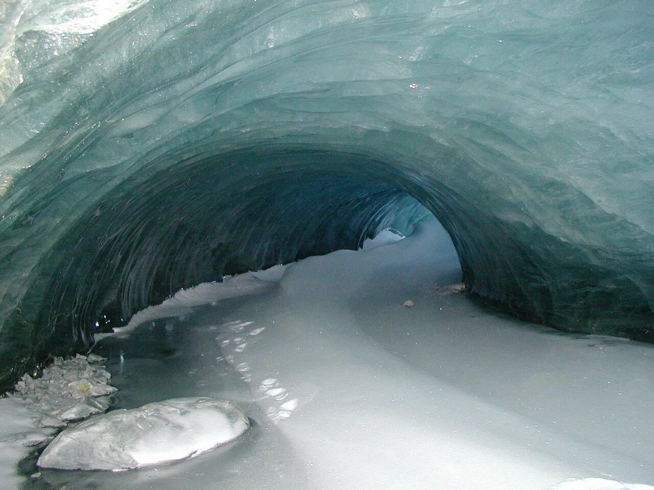 Ледяные пещеры в Антарктиде. Подледное озеро в Антарктиде. Ледяные пещеры Менденхолл. Подземные озера Антарктиды. Под ледовый