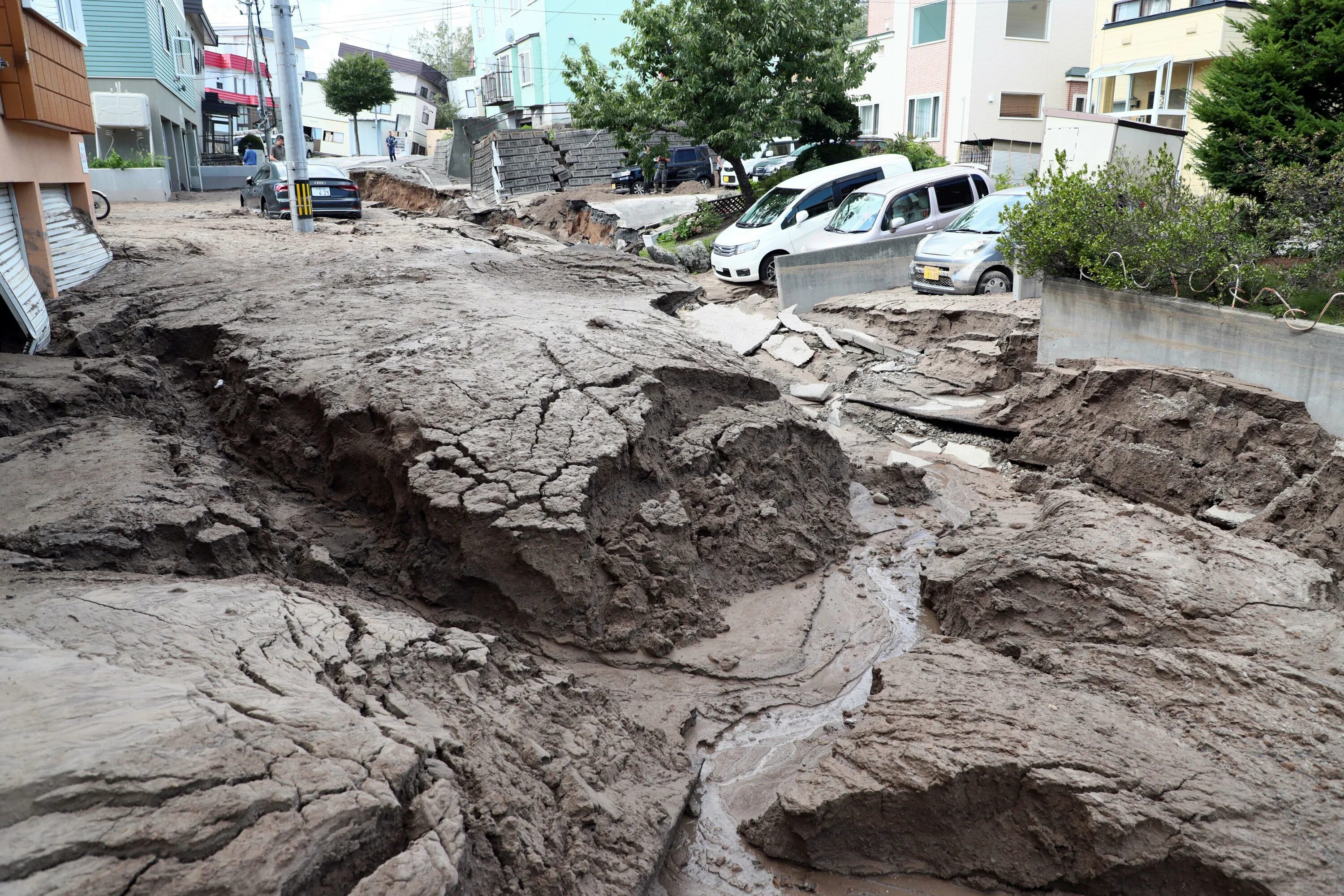 Землетрясение в воде. Хоккайдо землетрясение 2025. саппоро землетрясение 2025. землетрясение асфальт. трещина в земле.