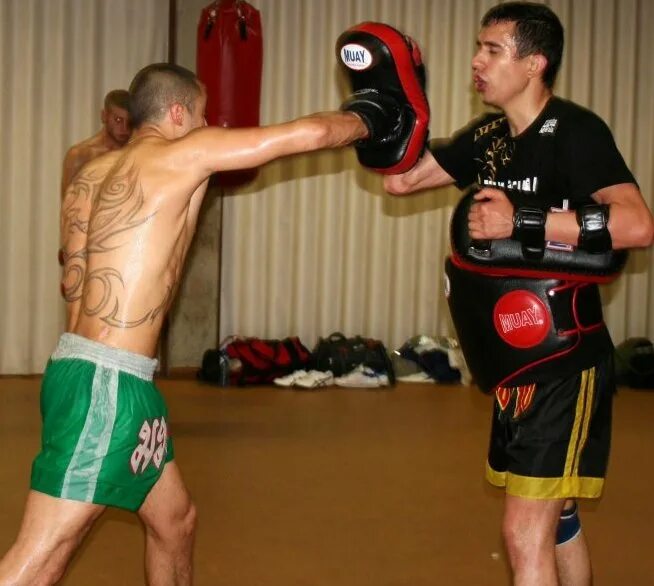 Индивидуальные тренировки по боксу. Николай Ковалевич тайский бокс. Ковалевич Николай Сочи. Ковалевич Сочи бокс Сочи тренер. Тайский бокс индивидуальные тренировки.
