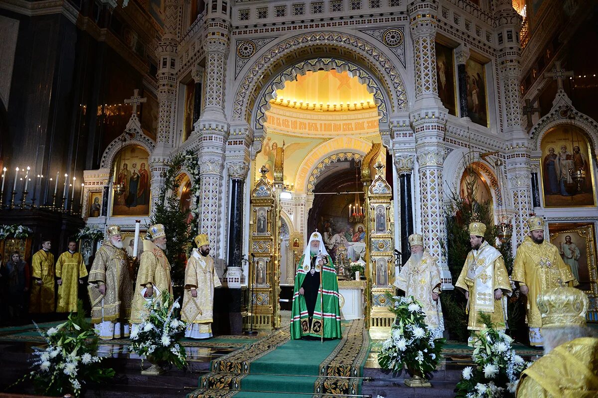 Вечерня в православной церкви. Храм Христа Спасителя Рождество. Рождество в русской церкви.