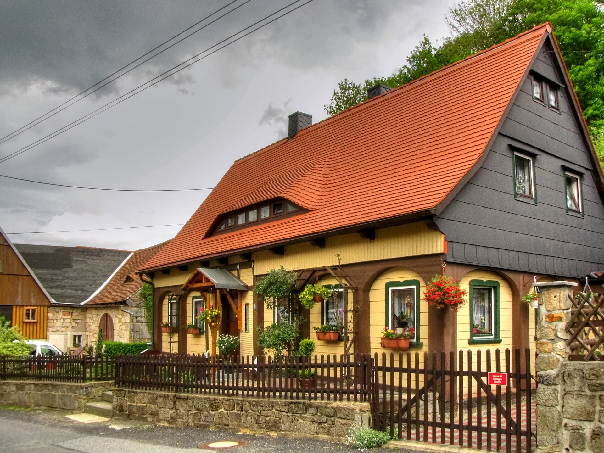 Сколько стоит деревня. Бавария Германия частный сектор пригород. Дом в деревне в Германии. Сельский дом Германии. Современная деревня.