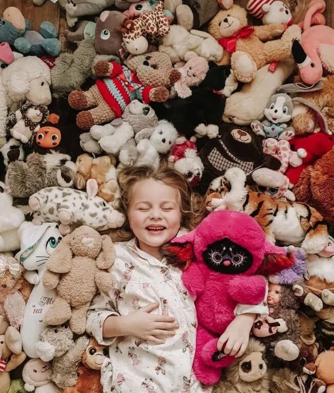 Девочку много игрушек