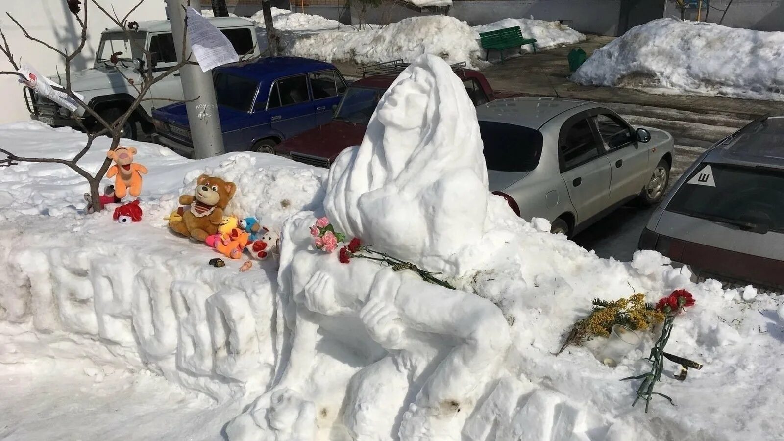 Я его слепила из того что было. Губкин скульптуры из снега. Снежные фигуры в Кемерово. Памятник из снега. Вылепленные члены из снега.