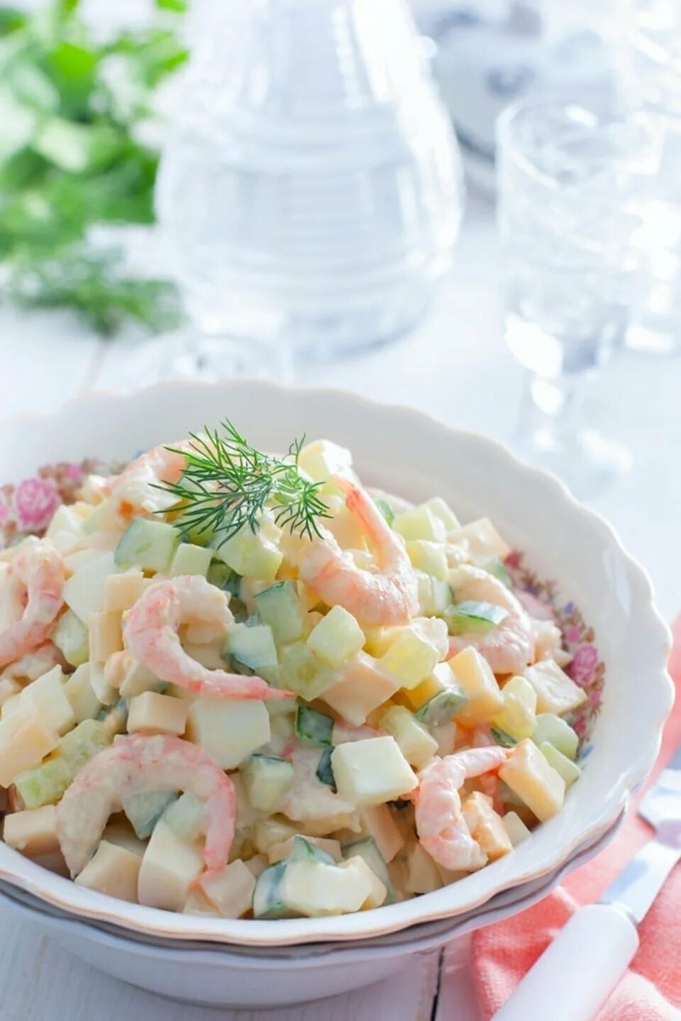 Салат с креветками рис огурец яйцо. Салат с креветками кукурузой и огурцом. Креветки сыр яйцо огурец салат. Салат с креветками рис огурец яйцо. Салат из огурца и креветок.