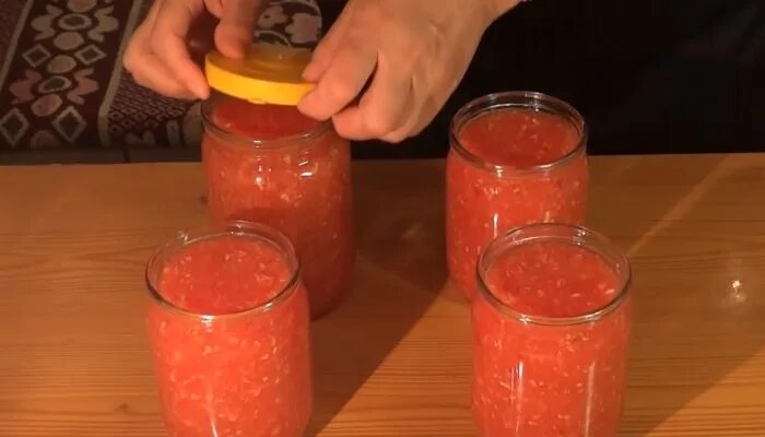 Огонек приготовить на зиму как из помидоров. Хреновина огонек. огонёк из помидор. аджика огонек из помидор. огонек из помидор из томатов.