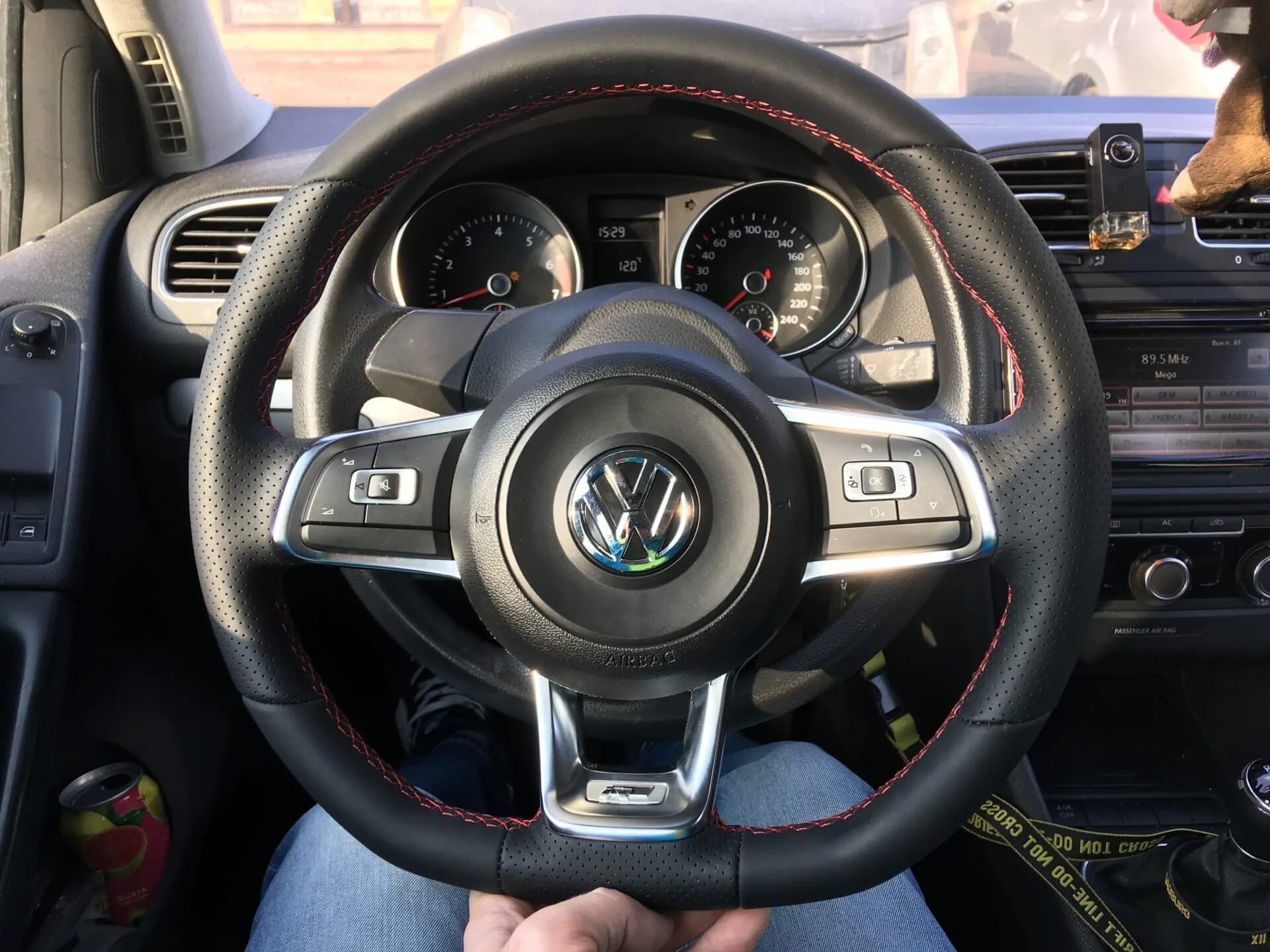 Руль r line. Руль golf 7 r line. мультируль фольксваген gti. поло р лайн руль. накладки r line на руль.