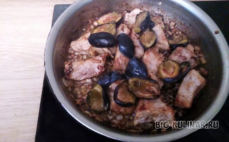 Мясо с черносливом тушеное. Свинина с черносливом тушеное на сковороде. Мясо с черносливом тушеное на сковороде. Говядина с черносливом. Лосятина с черносливом в духовке.