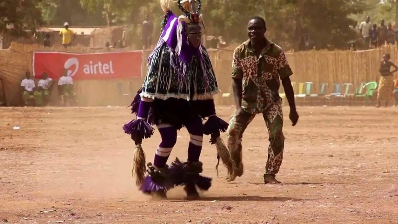 Клипы где негры танцуют. Танец Zaouli. Африканские танцы. Танец африканского шамана. Прикольные африканские танцы.