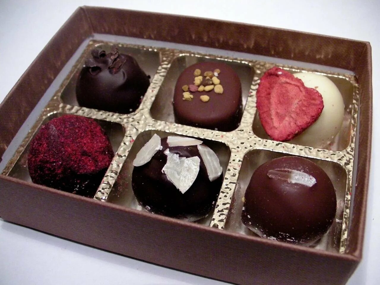 Самые вкусные конфеты на подарок. Конфеты в красивой коробке. Красивые коробки конфет. Вкусные шоколадные конфеты. Конфеты шоколадные в коробке.