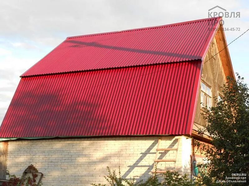 Красивая крыша из профнастила. Двухскатная крыша профлист. Двухскатная крыша профлист. Двускатная крыша профлист. Многоскатная кровля из профлиста.