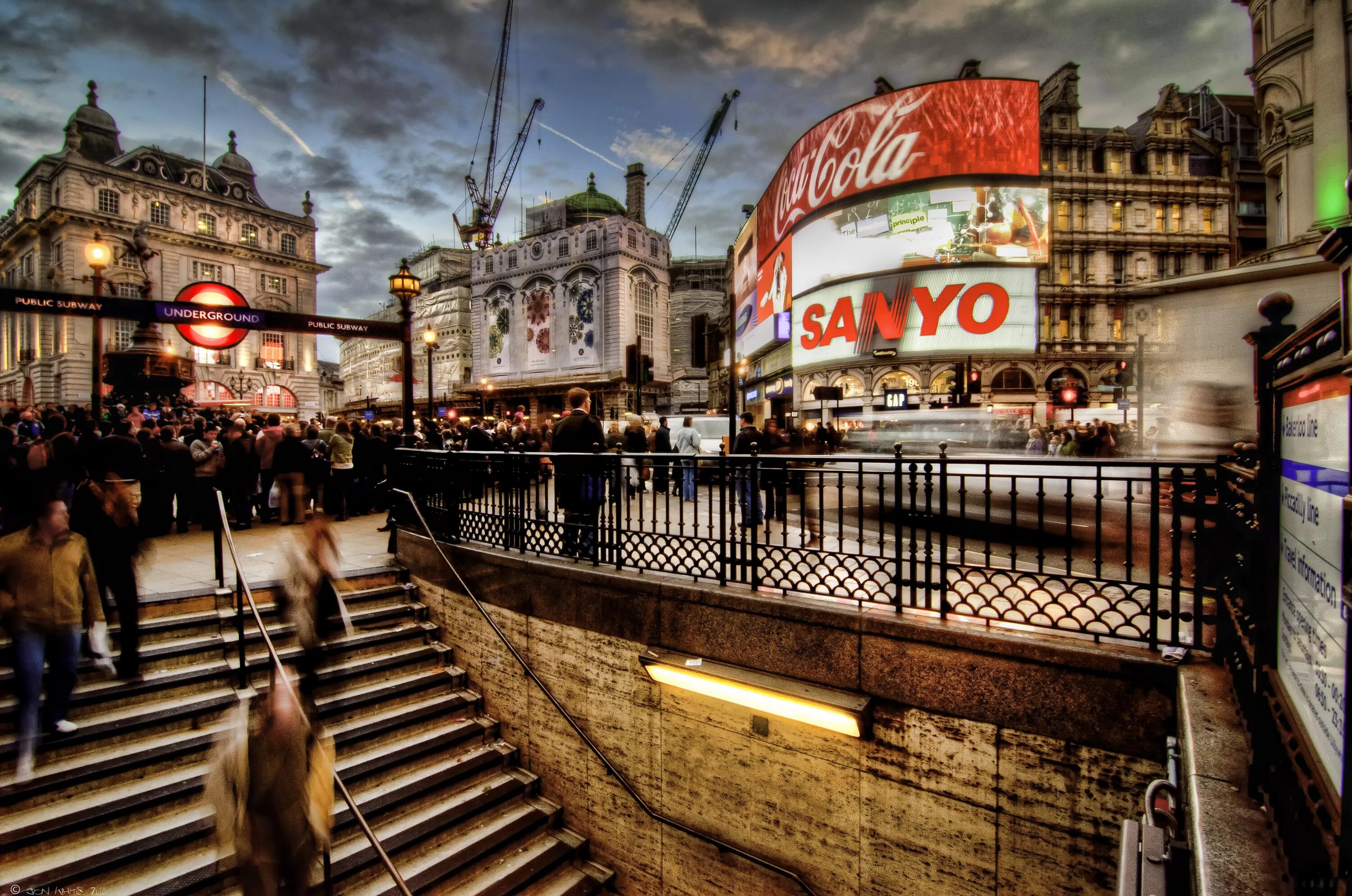 Лондон запад. Уэст энд Лондон. Лондонский the West end. West end of London фото. Площадь Пикадилли в Лондоне.