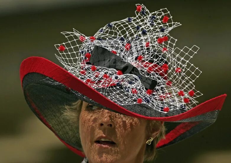 Страшную шляпу. Шляпки Роял аскот. Royal Ascot hats 2022. Royal Ascot шляпка 1969. Шляпы на королевских скачках Роял аскот.