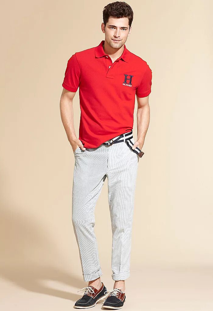 Поло можно заправлять в джинсы. Tommy hilfiger стиль casual. летняя одежда для мужчин. мужской стиль с поло. поло с брюками мужские.