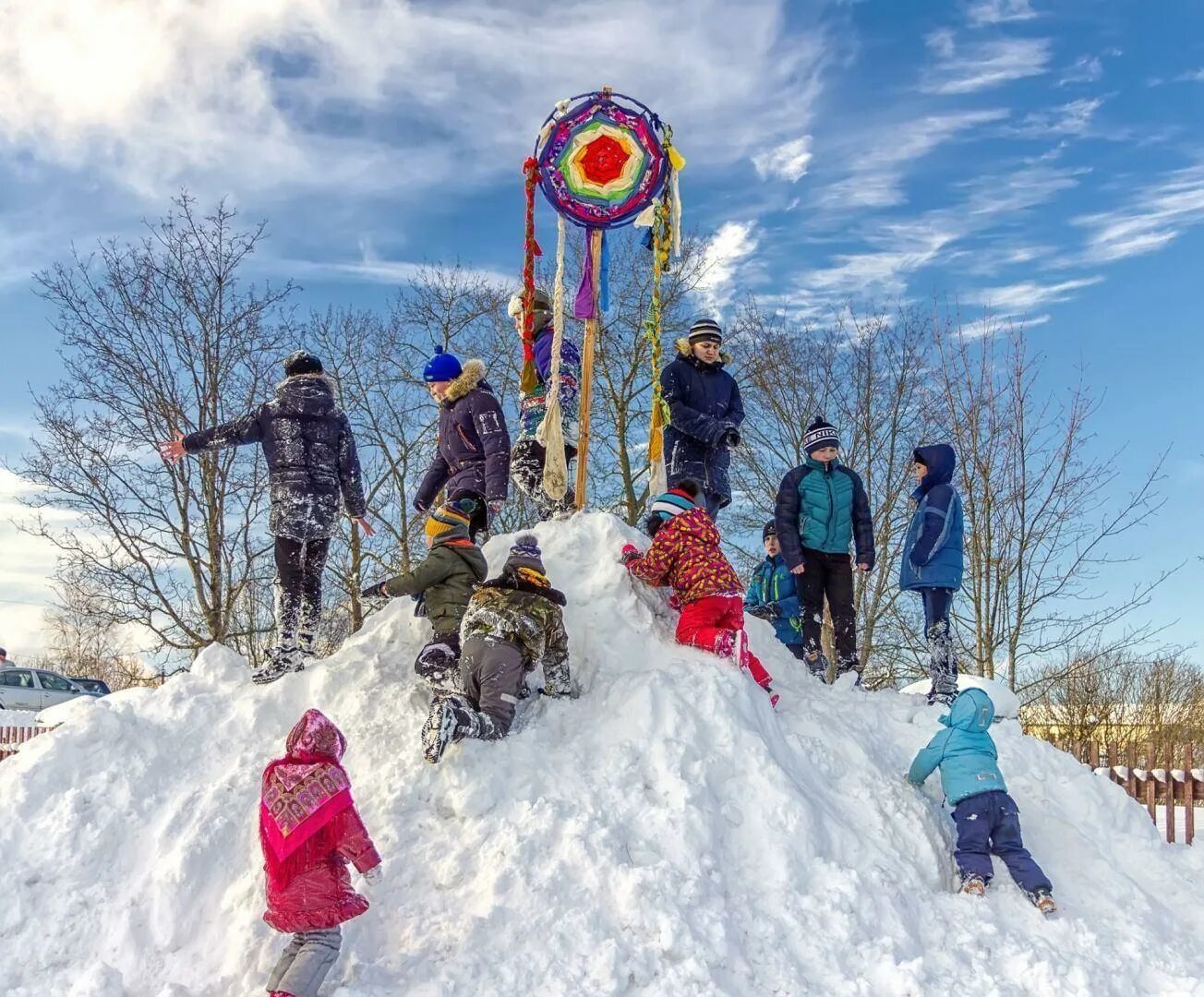 Развлекательно–игровая программа «зимние забавы» мероприятие сдк. Зимняя игровая программа афиша. Дети играются в снежки. Игровая программа зимние забавы афиша. Игровая программа зимние забавы.