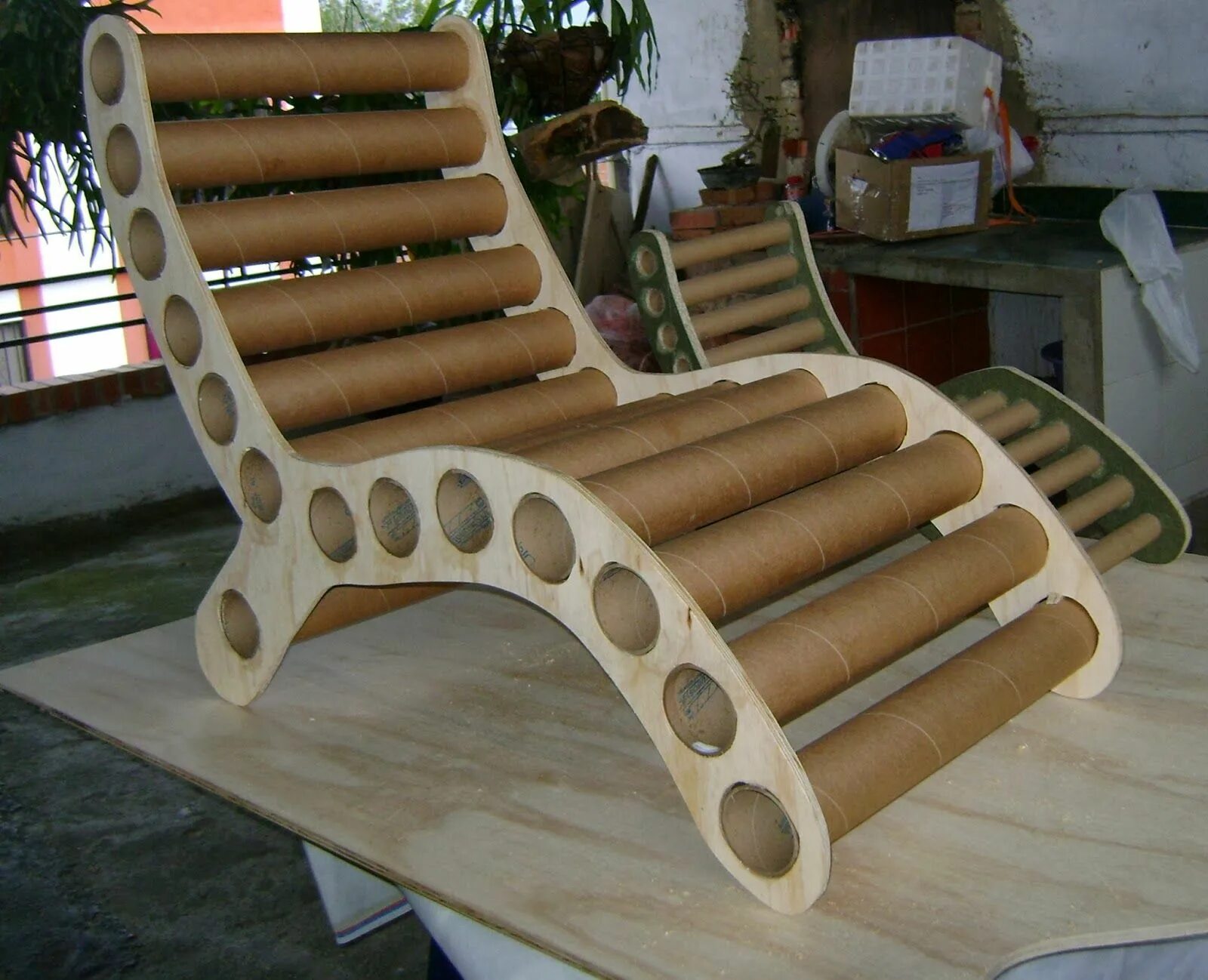 Что можно сделать из картонной трубы. Домик из картонных труб. Из картонных труб. Стул из тубусов. Поделки из картонных труб.