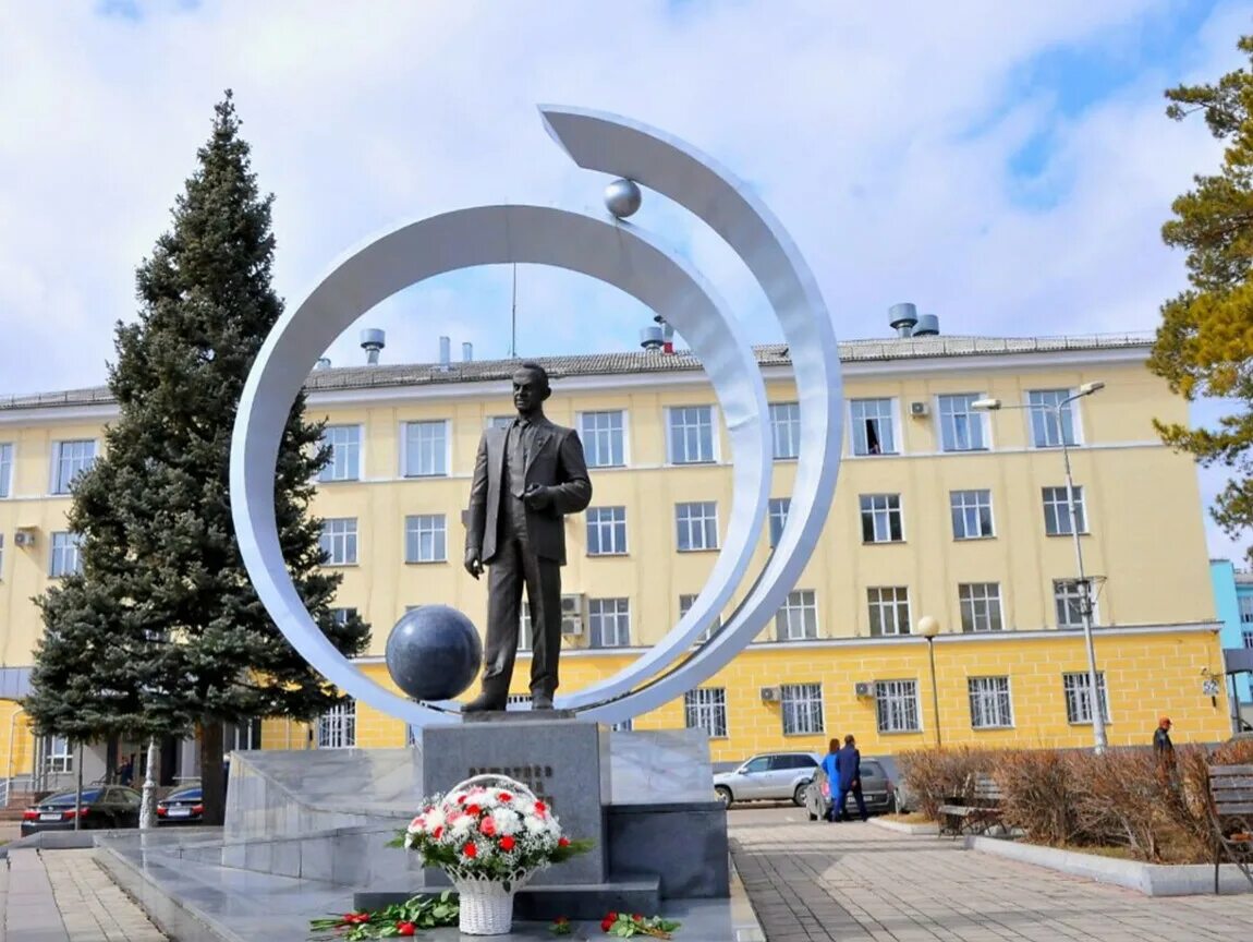 Красноярск 26 апреля. Памятник Решетневу в Железногорске. Железногорск Красноярский памятник Решетнева. Площади города Железногорска Красноярского края. Площадь Решетнева Железногорск Красноярский край.