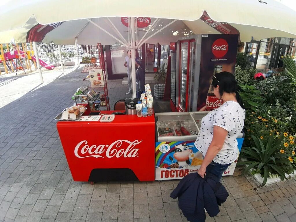 мороженое айс мир адлер. мороженое рожок с клубникой. мороженое в парке. мороженое сочи. мороженое в сочи.