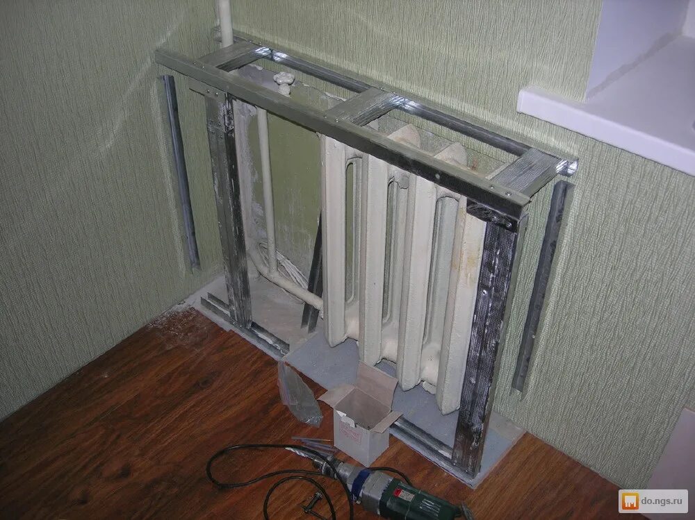 Ниши под радиаторы. Зашивка труб к радиаторам. Радиатор отопления в нише. Экран для батареи из гипсокартона. Зашивка радиаторов отопления гипсокартоном.