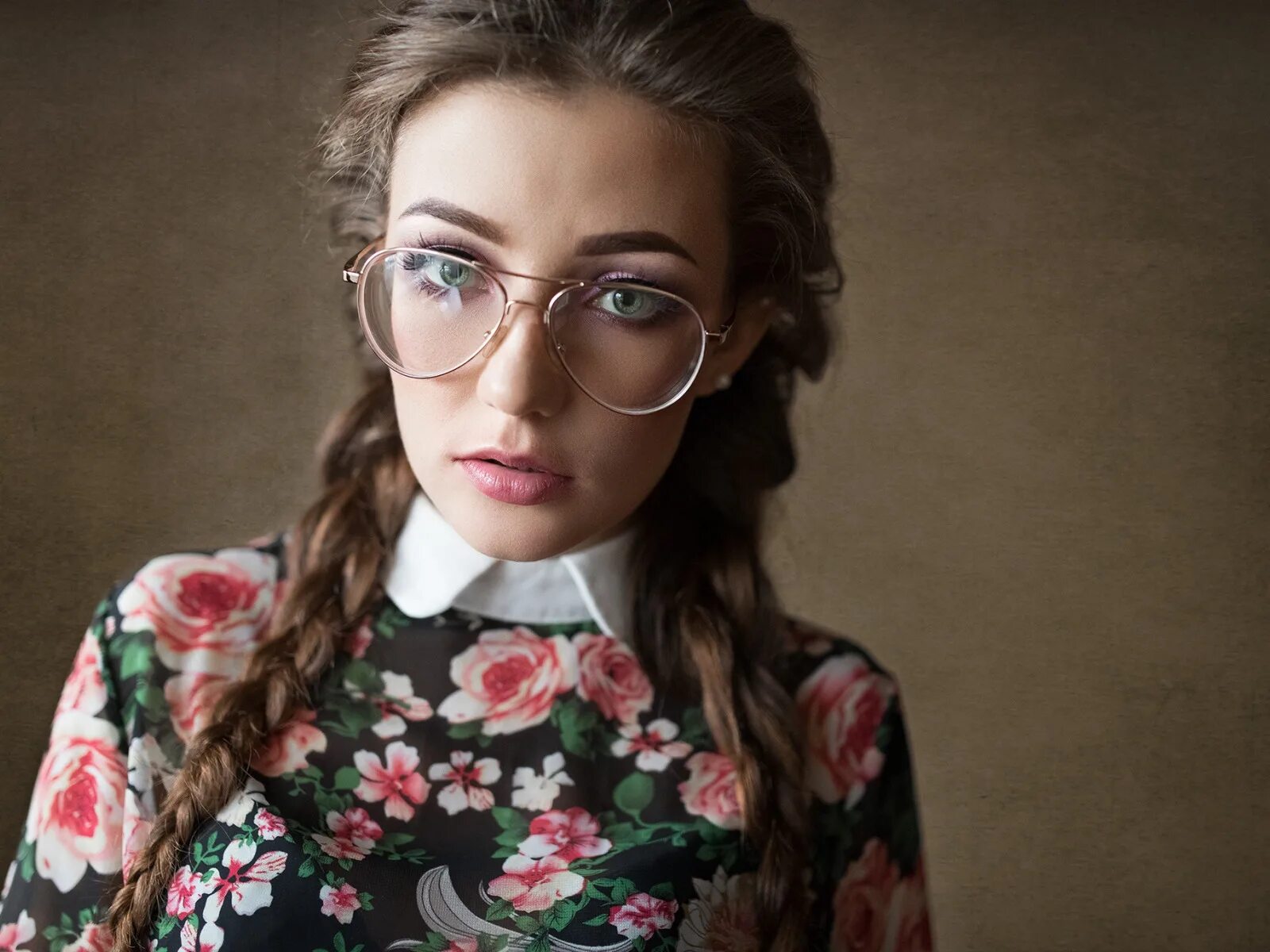 Девушка косички очки. Красивые блондинки в очках. Девушка в очках с косами. Девочка с косичками в очках. Девушка в роговых очках.