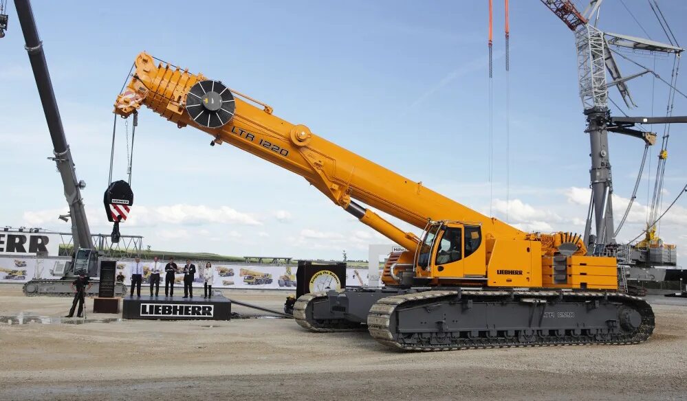 Кран на гусеницах. Liebherr ltr 1220. либхер на гусеничном ходу с телескопической стрелой. стреловой кран на гусеничном ходу. гусеничный кран с телескопической стрелой.