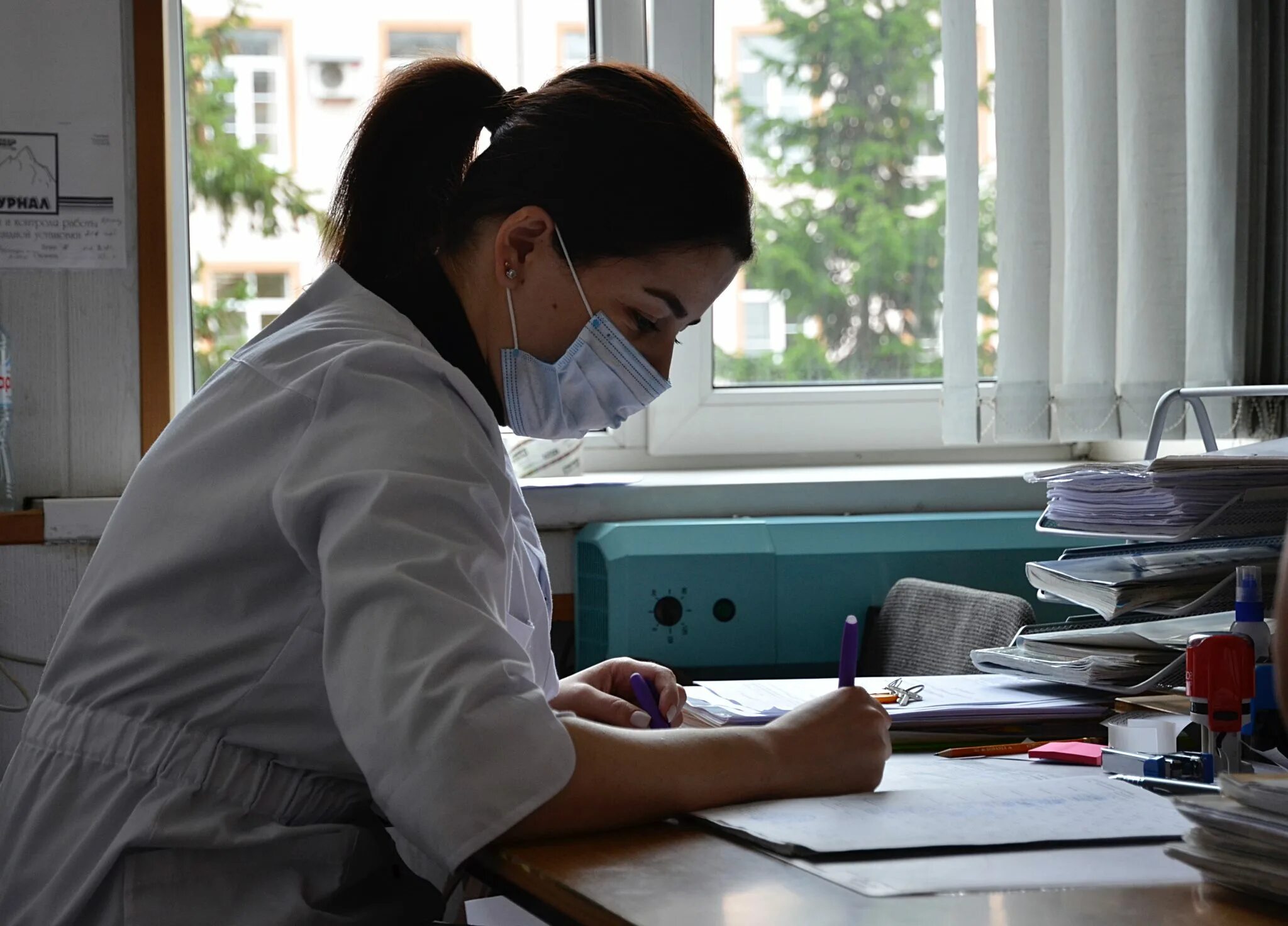 Медицинские информационные системы врач. Медперсонал в клинике. Работа медсестра поликлиники москва. Работа медсестра поликлиники москва. Медицинская сестра в больнице.