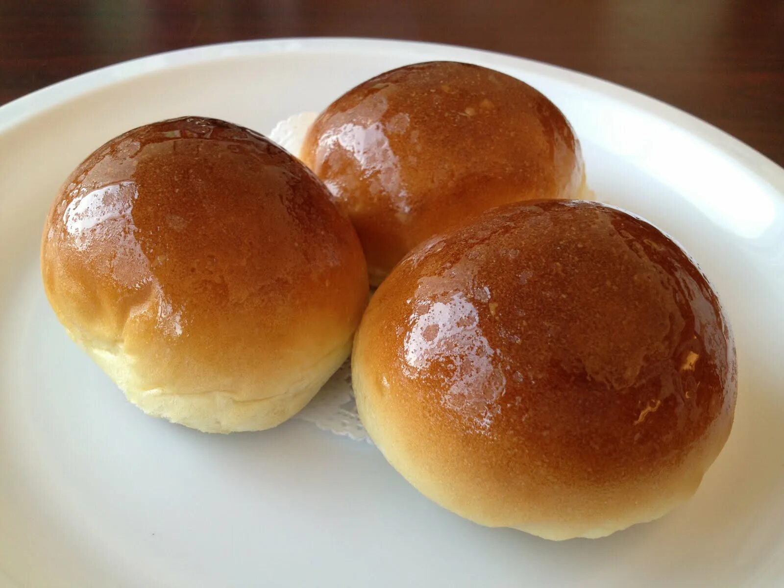 Выпечка в школьной столовой. Булка с яблоком. Пышная булочка сладкая. Булочка веснушка. Булочки из школьной столовой.