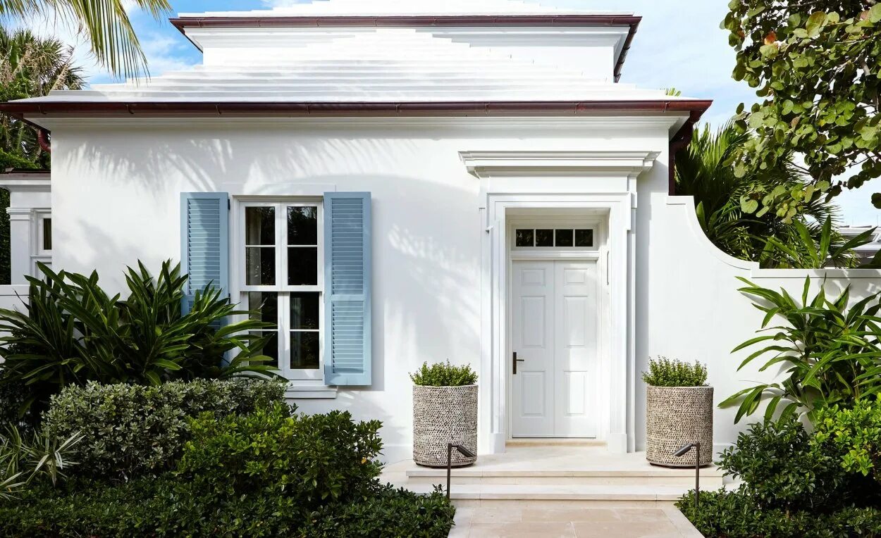 Голубой дом с белой верандой. Белый дом с голубыми ставнями. Синий дом с белыми окнами. Санторини греция doors. Деревенский дом с голубыми ставнями.