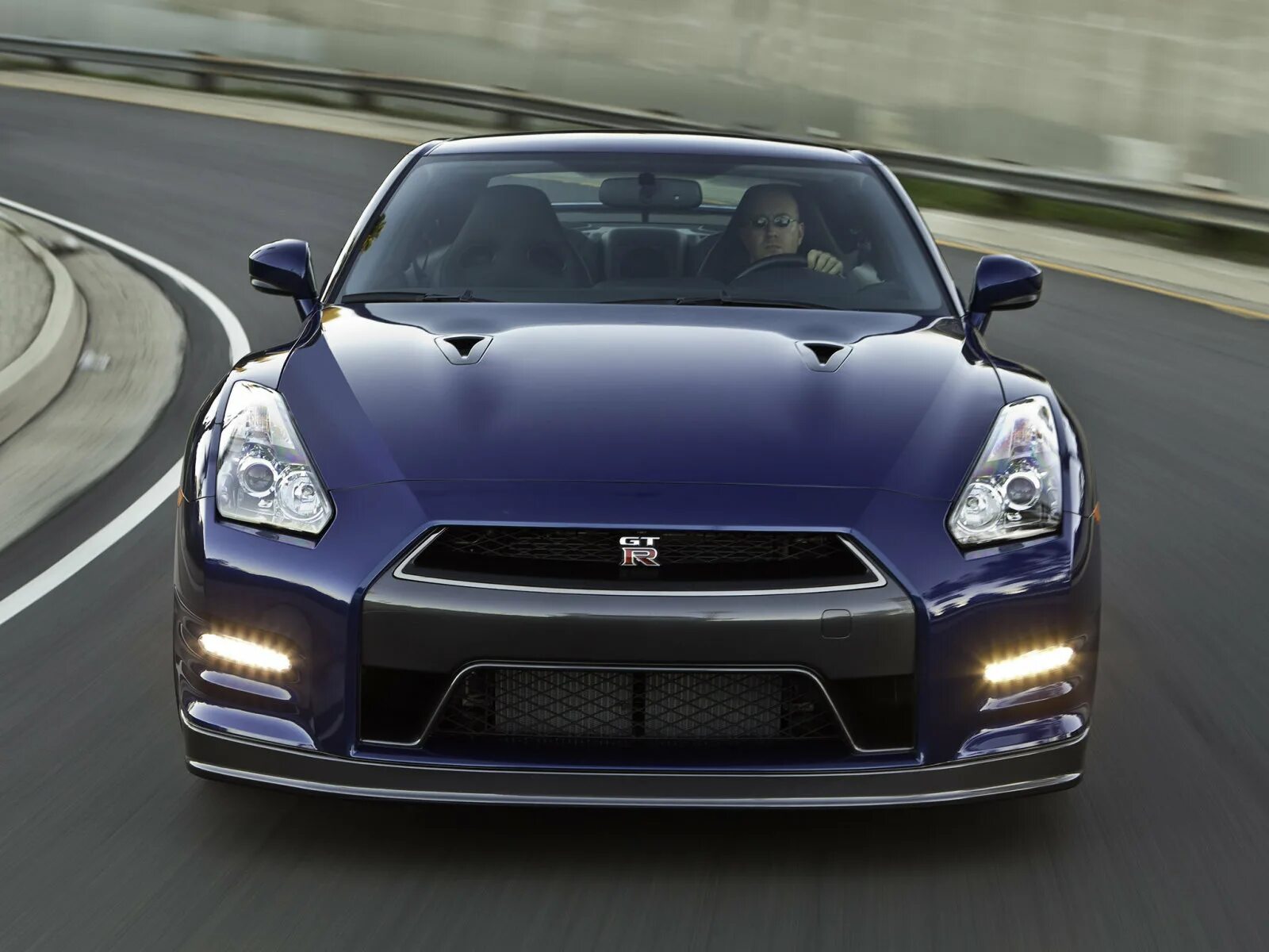 авто с эмблемой r. машина с логотипом r. марку машины. круглые значки автомобилей. марка машины r.