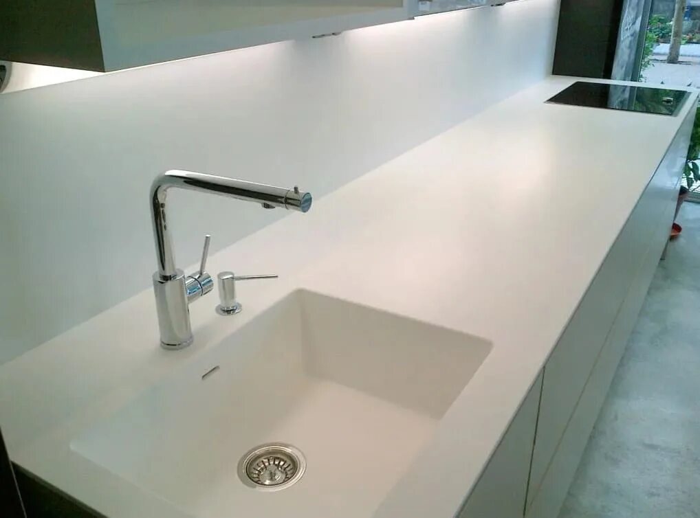 Кварцевый агломерат corian. Столешница из кориана. Столешница из искусственного камня grandex. Раковина из акрилового камня интегрированная м58. Литой искусственный камень