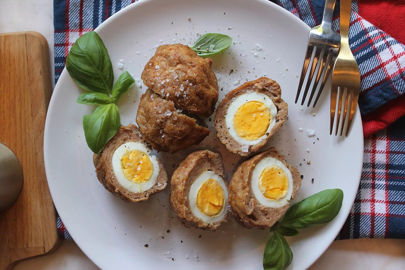 Вареные яйца на ужин. Scotch Eggs (яйца по-шотландски). Котлета по шотландски. Яйцо пашот по шотландски. Великобритания яйца по-шотландски.