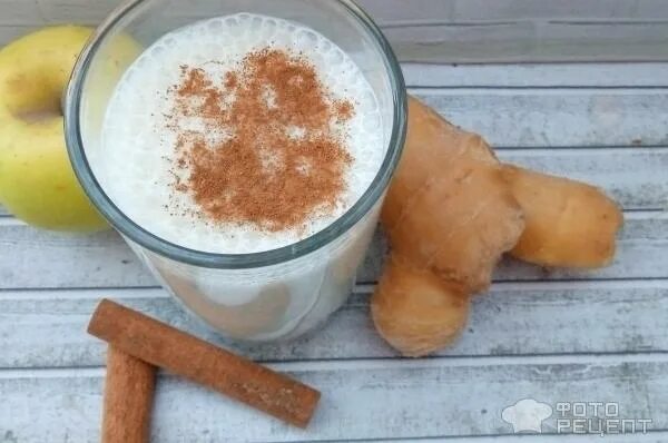 Яблочный смузи с корицей. Кефир с корицей. Кефирный смузи. Кефирный коктейль для похудения. Яблочный смузи с йогуртом.