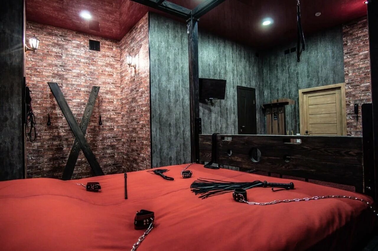 Комната наслаждений. Отель сова 54 в новосибирске. love hotel sova54 новосибирск. комната для взрослых игр. комната в стиле садо мазо.