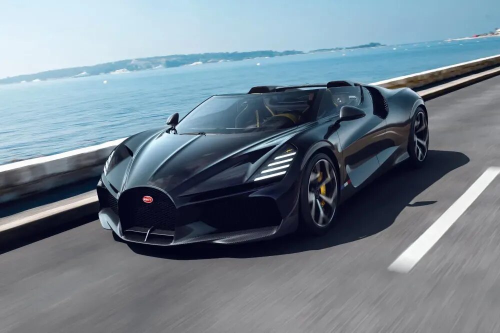 Bugatti la voiture noire гиперкар. Бугатти мистраль родстер. Koenigsegg ccxr trevita. Бугатти мистраль родстер. Bugatti veyron 2005.